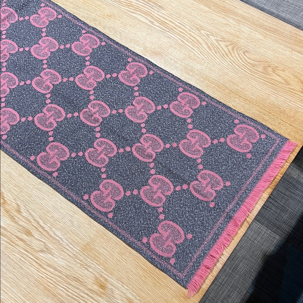 Gently used GUCCI lady nest GG jacquard wool blend scarf pink and grey sparkly - Picture 7 of 12